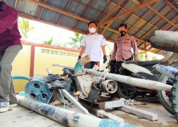 Kasatreskrim AKP Tri Prasetiyo Memperlihatkan Barangbukti Penambangan Emas Tanpa Izin