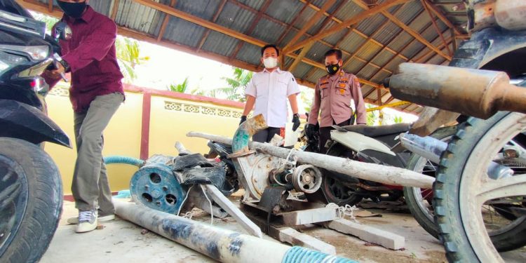 Kasatreskrim AKP Tri Prasetiyo Memperlihatkan Barangbukti Penambangan Emas Tanpa Izin