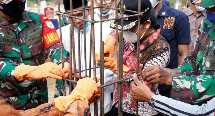 tancapkan tiang pertama