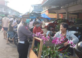 polisi bagi masker