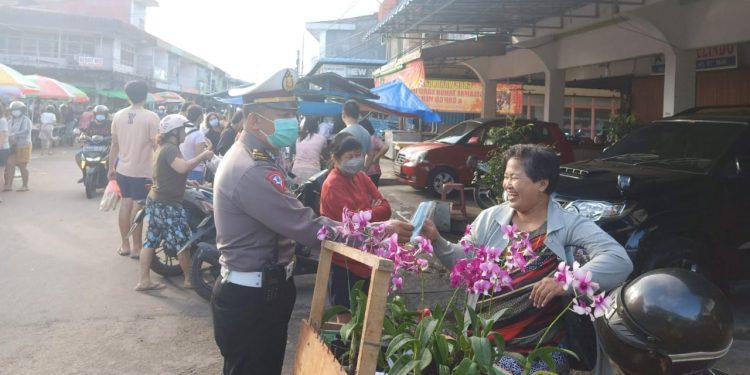 polisi bagi masker