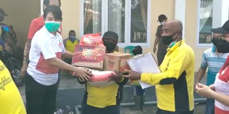 Perhakin Singkawang Bantu Paket Sembako bagi Pasukan Kuning