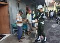Cegah Covid 19 Personel Pomdam XII/Tpr Edukasi dan Bagikan Masker ke Warga