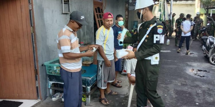 Cegah Covid 19 Personel Pomdam XII/Tpr Edukasi dan Bagikan Masker ke Warga