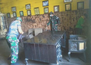 Peduli cagar budaya, Subdenpom Xll/1-5 Ketapang bersihkan Keraton.
