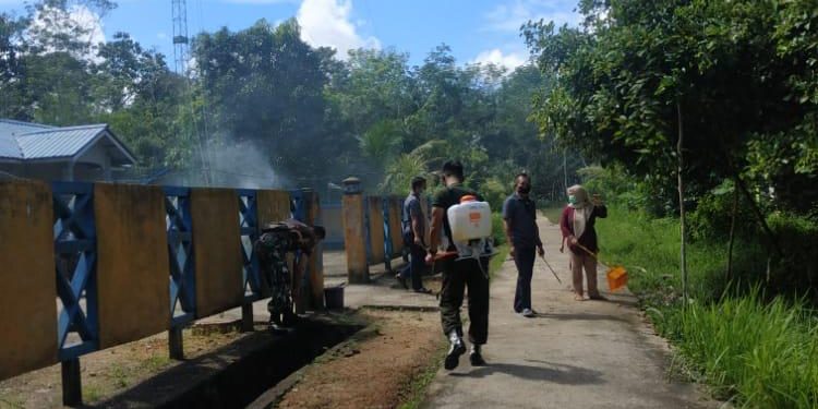 Bersama warga dan Babinsa, personil subdenpom Xll/1-3 Melawi bersihkan kantor desa dan jalan masuk desa.