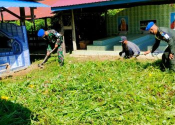 Subdenpom XII/1-6 Gotong Royong Bersihkan Makam Bersama Warga