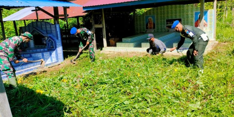 Subdenpom XII/1-6 Gotong Royong Bersihkan Makam Bersama Warga