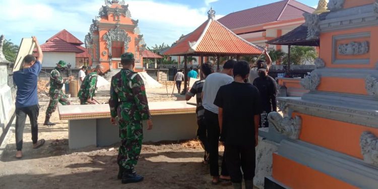 Subdenpom XII/2-2 Pangkalanbun bersihkan tempat ibadah
