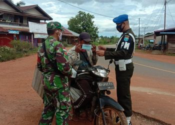 Subdenpom XII/1-6 Putussibau sosialisasi dan bagikan masker