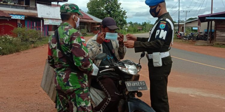 Subdenpom XII/1-6 Putussibau sosialisasi dan bagikan masker