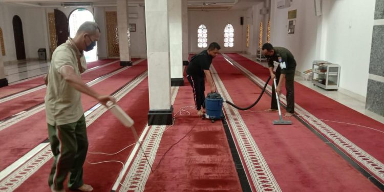 Bersihkan masjid raya