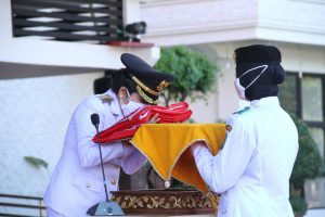 Walikota Singkawang Cium Bendera Sebelum Menyerahkan ke Petugas Paskibra Pembawa Baki