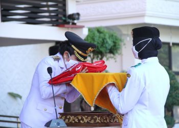 Walikota Singkawang Cium Bendera Sebelum Menyerahkan ke Petugas Paskibra Pembawa Baki