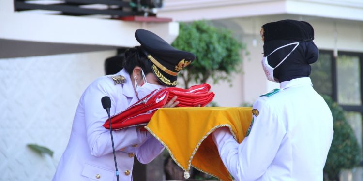 Walikota Singkawang Cium Bendera Sebelum Menyerahkan ke Petugas Paskibra Pembawa Baki