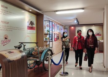 Wali Kota Singkawang, Tjhai Chui Mie saat itu didampingi Kepala Dinas PUPR Singkawang mengunjungi pabrik Kapal Api di Surabaya, Jumat (17/9).