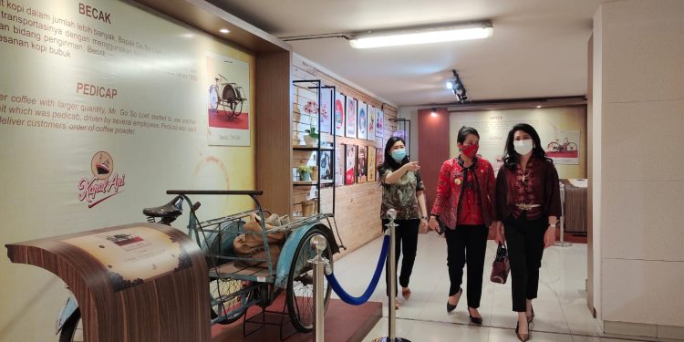 Wali Kota Singkawang, Tjhai Chui Mie saat itu didampingi Kepala Dinas PUPR Singkawang mengunjungi pabrik Kapal Api di Surabaya, Jumat (17/9).