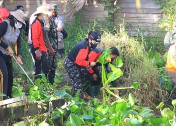 - Walikota Singkawang Tjhai Chui Mie turun langsung membersihkan aliran sungai jembatan Kaliasin, Kamis (24/2/2022).