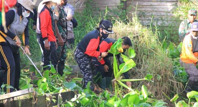 - Walikota Singkawang Tjhai Chui Mie turun langsung membersihkan aliran sungai jembatan Kaliasin, Kamis (24/2/2022).