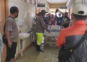 62 Pasien RSUD Abdul Aziz Singkawang Dievakuasi Akibat Banjir