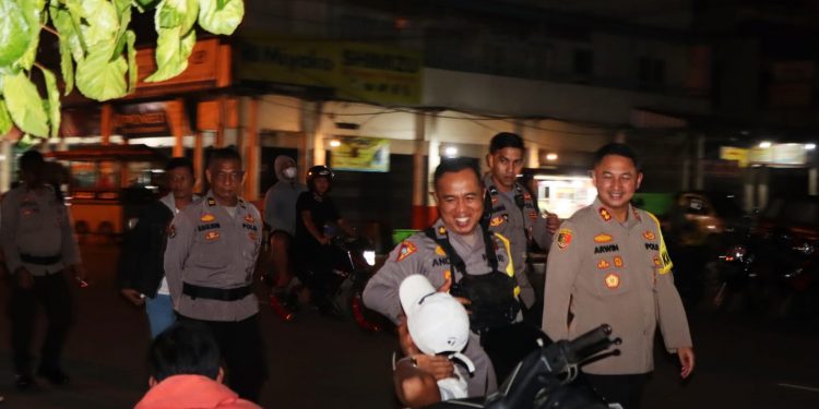 Malam Natal Kondusif di Singkawang, Kapolres Terjun Langsung Berpatroli
