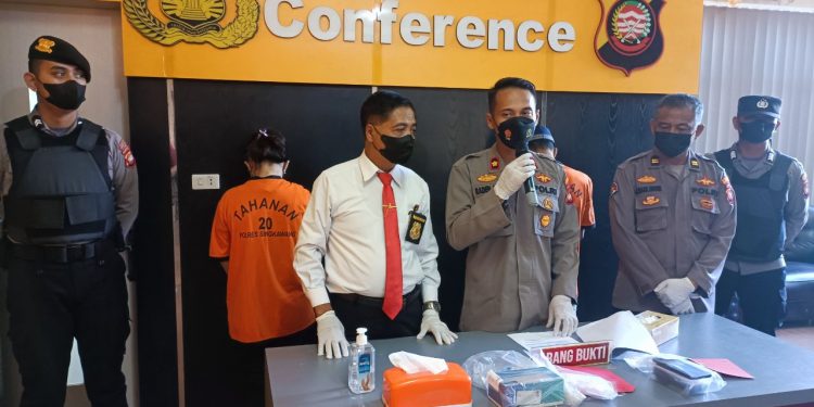 Nekat Jadi Bandar Sabu, Wanita Muda Ini Diringkus Polres Singkawang