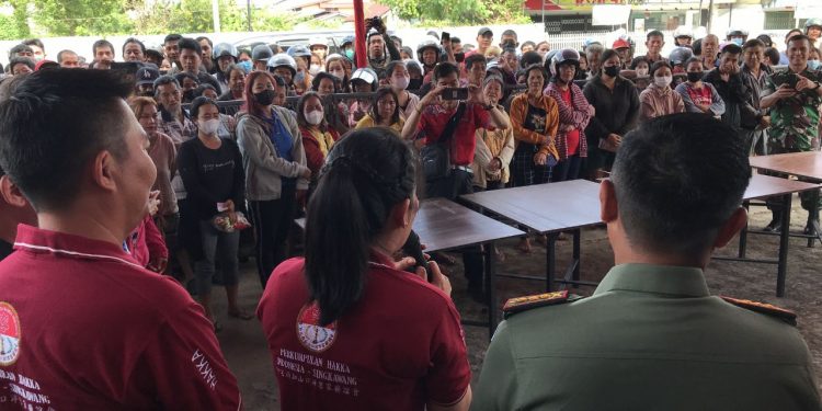 Perhakin Singkawang Bagikan 2500 Paket Imlek ke Warga