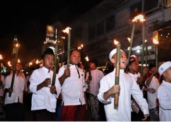 pawai obor di kota singkawang