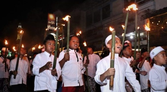 pawai obor di kota singkawang