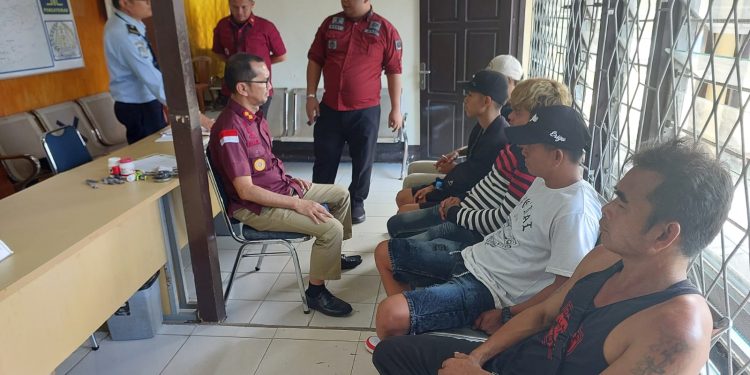 Imigrasi Singkawang Bersama Pamtas TNI Jagoi Babang Berhasil Cegah Keberangkatan Lima WNI Tanpa Dokumen yang Sah ke Luar Negeri