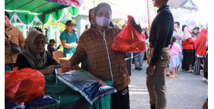 Operasi Pasar Tahap III di Kota Singkawang - bantuan sembako jelang Idul Adha