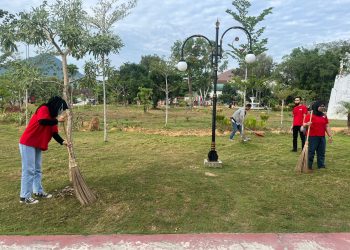 PT ACE Hardware Indonesia cabang Singkawang bersama Dinas Lingkungan Hidup Kota Singkawang melaksanakan aksi kebersihan di Taman Cahaya Madani Singkawang.