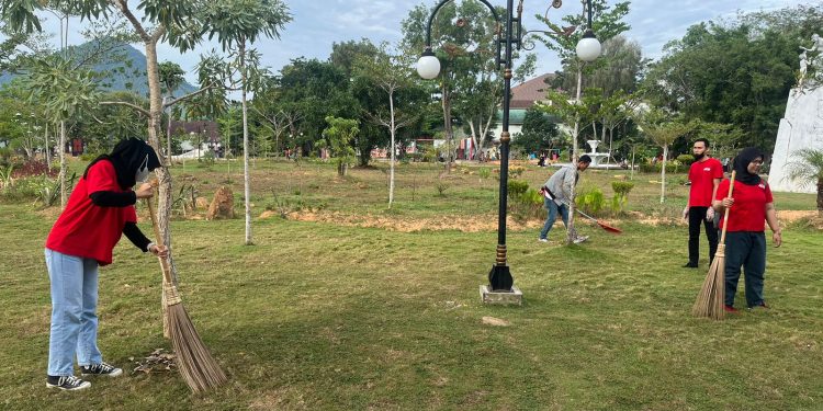 PT ACE Hardware Indonesia cabang Singkawang bersama Dinas Lingkungan Hidup Kota Singkawang melaksanakan aksi kebersihan di Taman Cahaya Madani Singkawang.