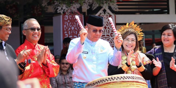 MERIAH ! Pakaian Adat Warnai Pembukaan Festival HAM Nasional 2023 di Kota Singkawang