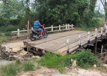 Jembatan di Singkawang Nyaris Putus, Warga Nekat Melintas