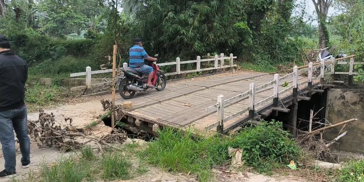 Jembatan di Singkawang Nyaris Putus, Warga Nekat Melintas