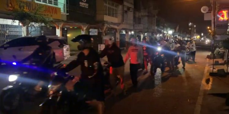 Pakai Knalpot Brong – Balap Liar, Sejumlah Remaja di Singkawang Ini Disuruh Dorong Motor