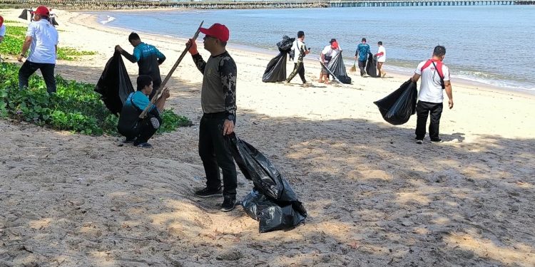 Stasiun PSDKP Pontianak Bersih-bersih Sampah di Pantai Gratis Singkawang di Momen HUT ke-24 KKP