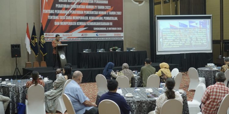 Tingkatkan Pemahaman Masyarakat, Divisi Keimigrasian Melaksanakan Penyebaran Informasi PP No 21 tahun 2022 di Singkawang