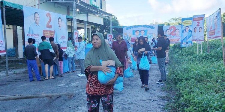 Cuma Rp 10.000, Warga Singkawang Antusias Beli Sembako di Acara Tebus Murah Sembako dari Barisan RFG