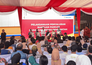 presiden joko menyerahkan bantuan pangan di kota singkawang