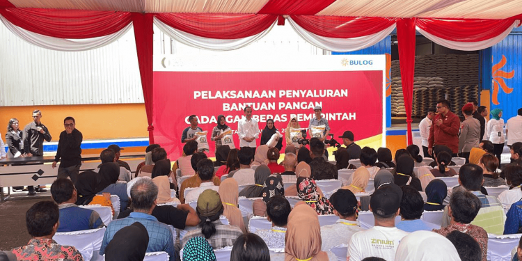 presiden joko menyerahkan bantuan pangan di kota singkawang