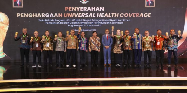 Wapres Ma’ruf Amin Serahkan Penghargaan UHC Awards ke 493 Kepala Daerah se-Indonesia Termasuk Kota Singkawang